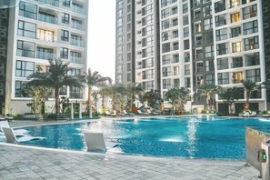 Outdoor pool - Canh Apartment in Vinhome Skylake (Hanoi)
