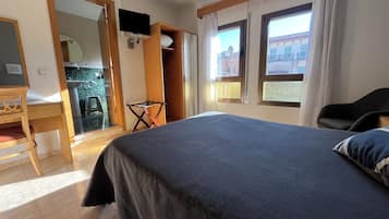 Comfort Double Room | 2 bedrooms, individually decorated, desk, laptop workspace