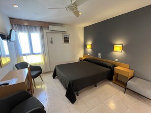 Habitación doble Confort | Decoración personalizada, escritorio y espacio para trabajar con laptop 