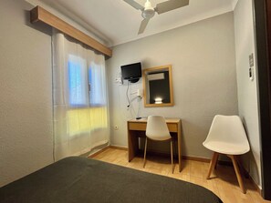 Habitación doble clásica, 1 cama Queen size | Decoración personalizada, escritorio y espacio para trabajar con laptop 