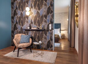 Appartement | Badkamer | Designer toiletartikelen, een haardroger, handdoeken, zeep