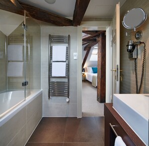 Exclusive Studio | Bathroom | Designer toiletries, hair dryer, towels, soap