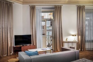 Suite | Hypo-allergenic bedding, individually decorated, individually furnished - Golden Angel Suites by Adrez Living (Prague)