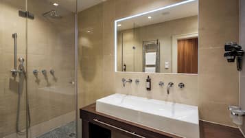 Studio | Badezimmer | Designer-Toilettenartikel, Haartrockner, Handtücher, Seife