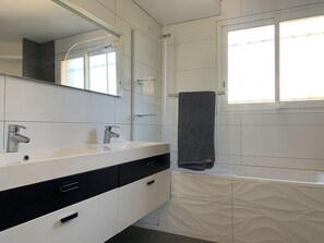 Bathtub, hair dryer - Villa with large pool, wooded grounds, ideal for families. (ST JEAN DE CUCULLES)