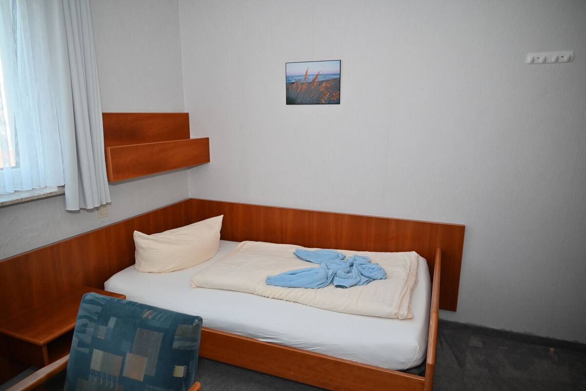 Basic Single Room | In-room safe, WiFi (free)