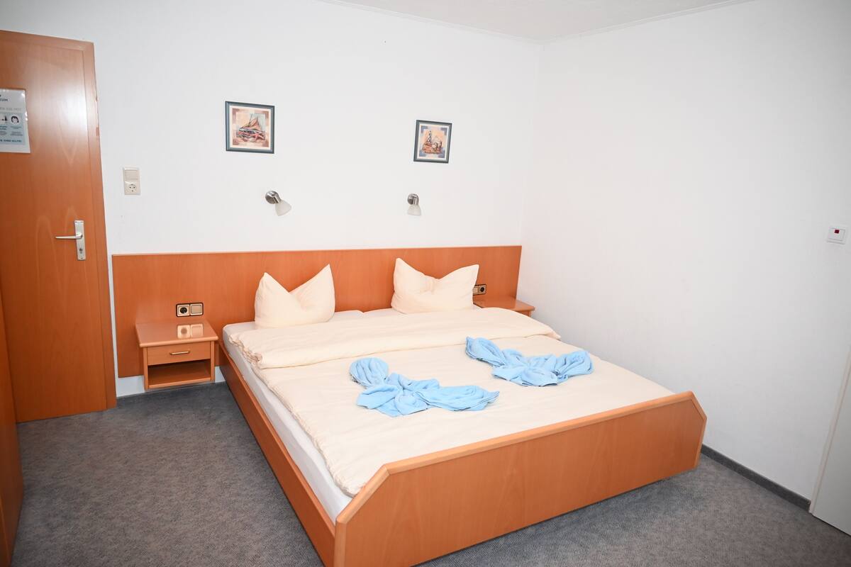 Basic Double Room | In-room safe, WiFi (free)