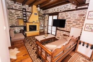 خزنة داخل الغرفة وتجهيزات عازلة للصوت وواي فاي مجانًا