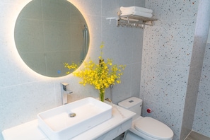 Habitación doble superior | Baño | Ducha y cabezal de ducha tipo lluvia