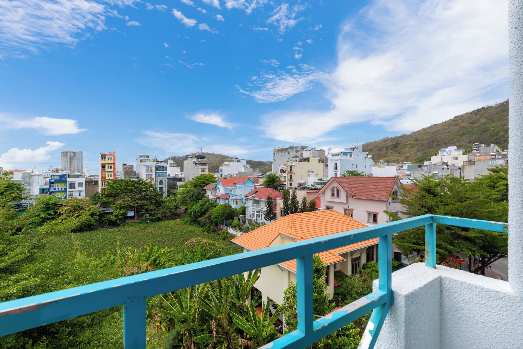 Una zona residencial con una variedad de construcciones, incluyendo casas de distintos colores de techo y una mezcla de estilos arquitectónicos.