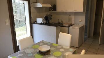 Een koelkast, een microgolfoven, een oven, een kookplaat