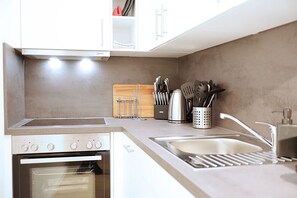 Frigorifero, forno, piano cottura, lavastoviglie