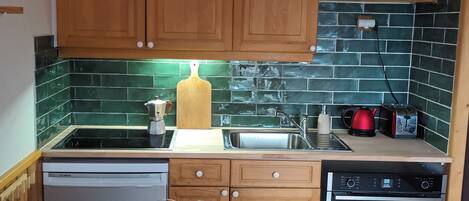 Réfrigérateur, four, plaque de cuisson, cafetière/bouilloire