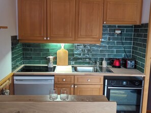 Réfrigérateur, four, plaque de cuisson, cafetière/bouilloire