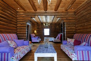 En 24-tommers Flatskjerm-TV med digitale kanaler samt TV