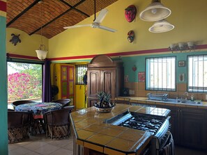 Een magnetron, een oven, een kookplaat