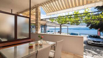 Apartemen (One bedroom Apartment) | Teras/patio