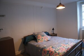 3 chambres, bureau, fer et planche à repasser, lit parapluie