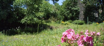 15 minutes from Vulcania, large family house with garden, Gîte Côté Jardin