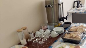 Una mesa de buffet con diversos alimentos y utensilios.