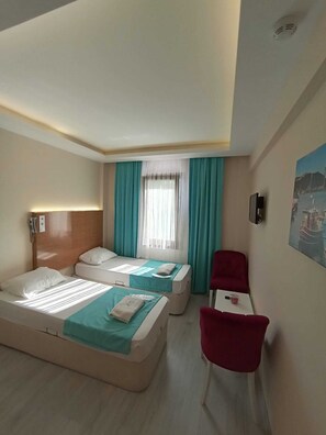 Ropa de cama de alta calidad, minibar y escritorio