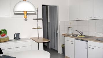 Réfrigérateur, micro-ondes, plaque de cuisson, cafetiÚre/bouilloire