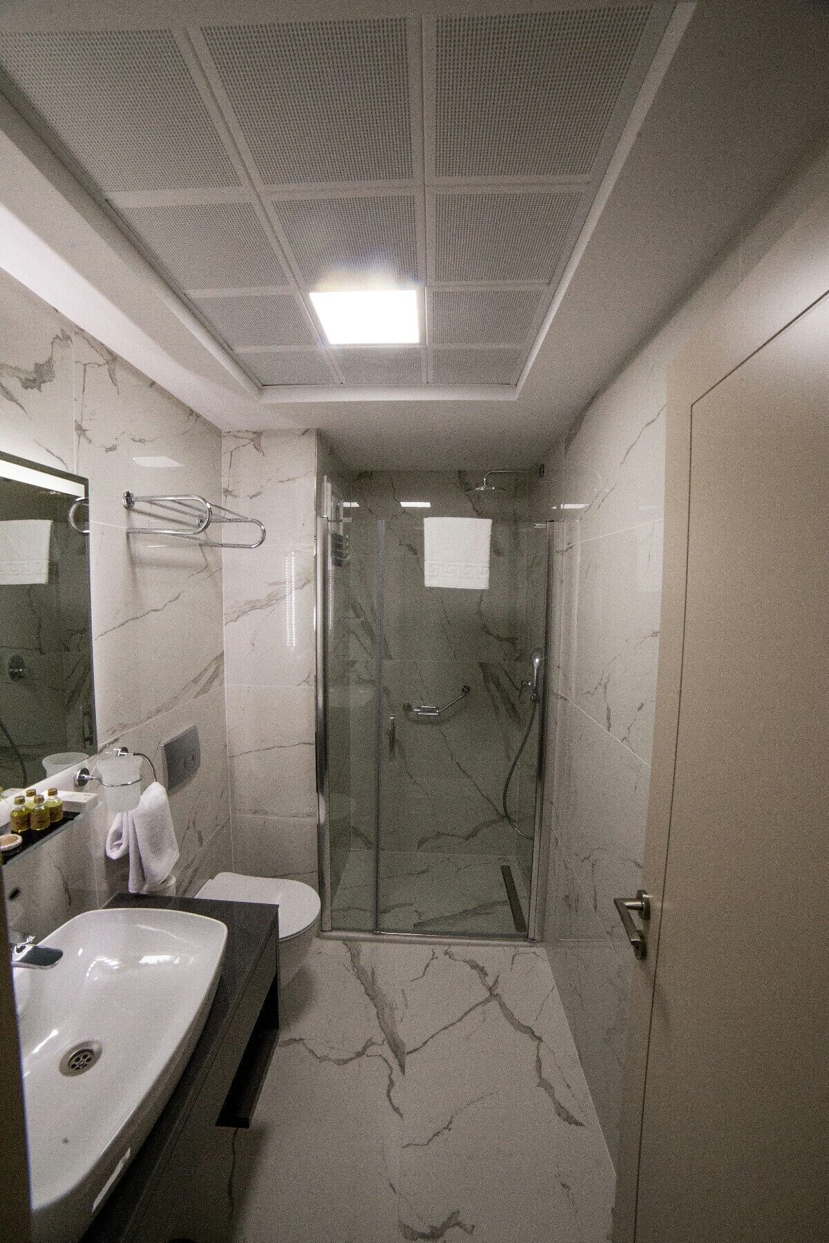 deluxe triple room | bathroom | shower, rainfall showerhead, free toiletries, hair dryer