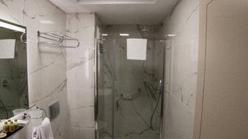 Quarto triplo luxo | Banheiro | Chuveiro, chuveiro com efeito de chuva, produtos de toalete grátis
