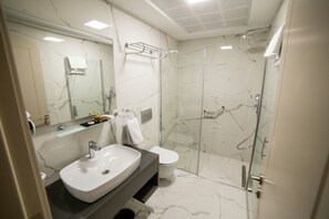 Deluxe Double Room | Bathroom | Shower, rainfall showerhead, free toiletries, hair dryer - The Charm Hotel - Old City (Istanbul)