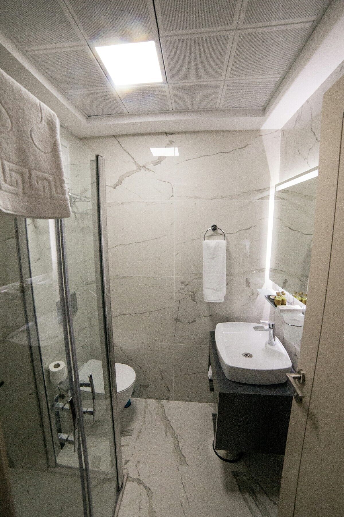 standard double room | bathroom | shower, rainfall showerhead, free toiletries, hair dryer