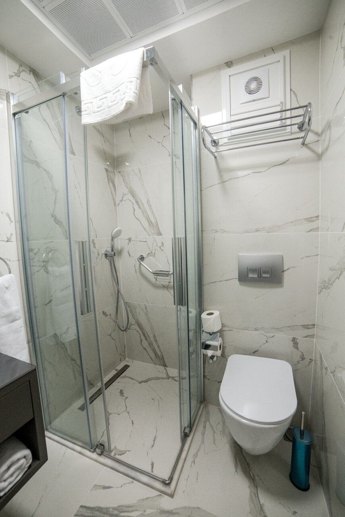 standard single room | bathroom | shower, rainfall showerhead, free toiletries, hair dryer