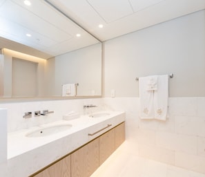 Basic Room, 1 Bedroom, Non Smoking, City View | Bathroom