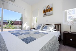 4 makuuhuonetta, tallelokero huoneessa, silitysrauta/-lauta
