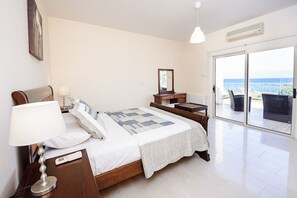 4 chambres, coffres-forts dans les chambres, fer et planche à repasser