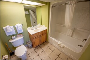 Combined shower/tub, hair dryer, towels - New King 3BR Suite,Amazing Views Direct Oceanfront (Myrtle Beach)