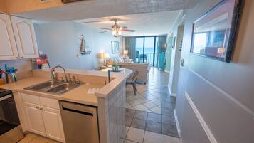 Kylskåp, mikrovågsugn, ugn och spishäll