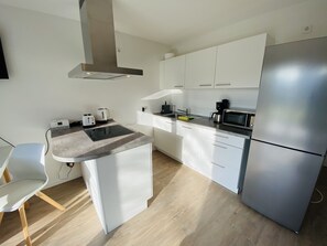 Kjøleskap, ovn, kokeplater og oppvaskmaskin