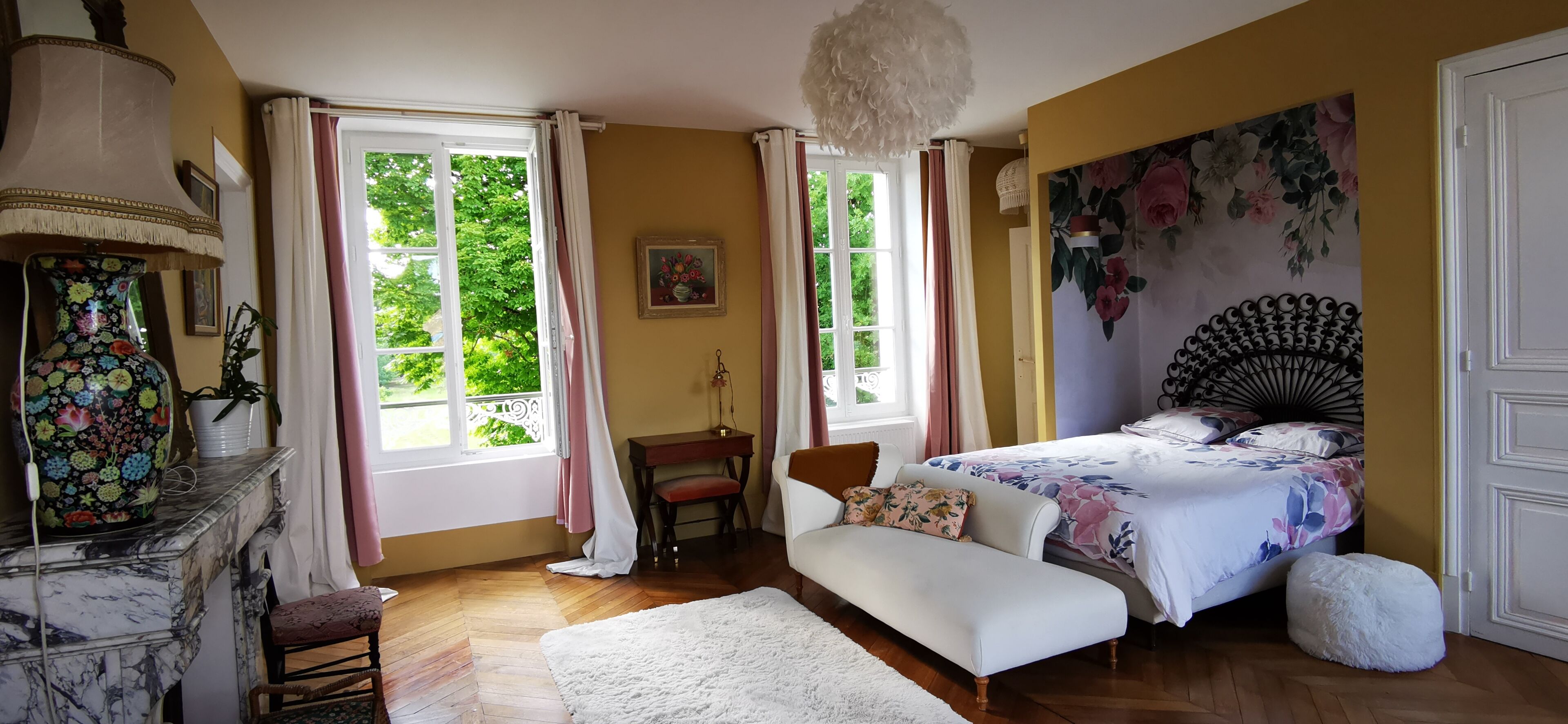 9 chambres, bureau, fer et planche à repasser, lit parapluie