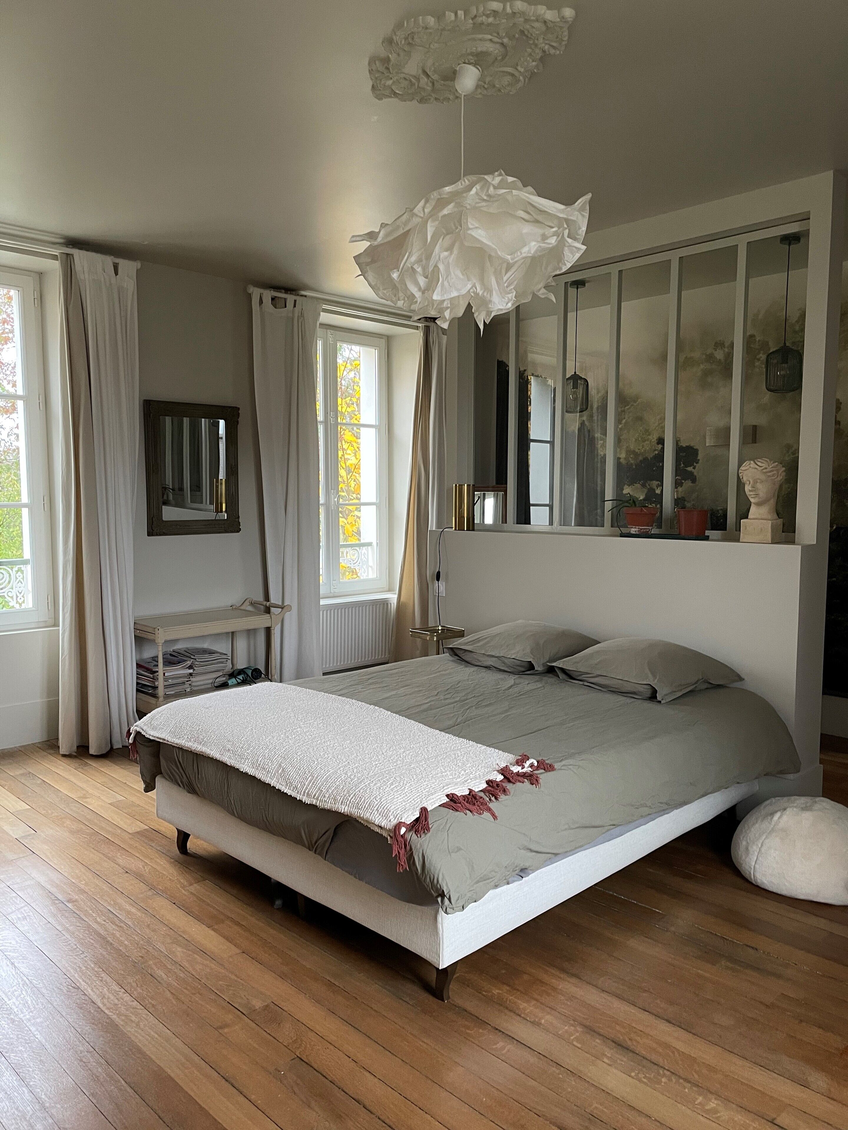 9 makuuhuonetta, työpöytä, silitysrauta/-lauta, vauvan matkasänky