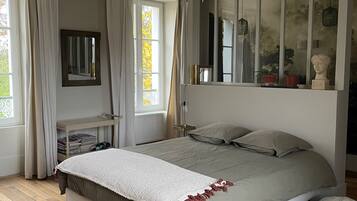 9 Schlafzimmer, Schreibtisch, BĂŒgeleisen/BĂŒgelbrett, Reisekinderbett