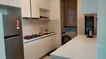 Refrigerador, tetera eléctrica, utensilios de cocina y condimentos