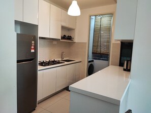 冷蔵庫、電気ポット、調理器具と食器、香辛料