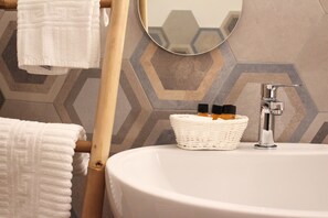 Doccia, asciugacapelli, bidet, asciugamani