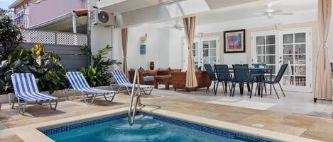 Una piscina al aire libre, tumbonas