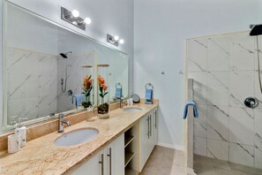 Een douche, een haardroger, handdoeken, zeep