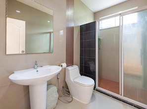 Douche, bidet, serviettes fournies, savon