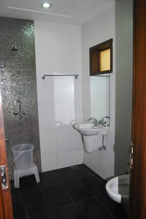 Shower, rainfall showerhead, free toiletries, bathrobes