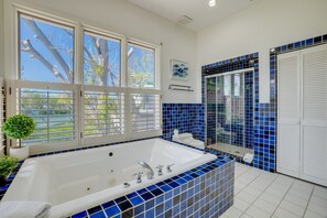 Badewanne, Haartrockner, Handtücher, Shampoo