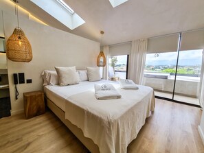 Kahden hengen premium-huone | Tallelokero huoneessa, pimennysverhot, äänieristys, ilmainen Wi-Fi