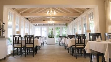 Tägliches Frühstücksbuffet (8 EUR pro Person)